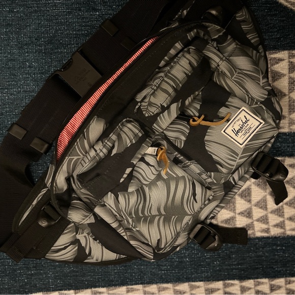 BNWT Herschel Supply Co. Eighteen, Black Palm/Black - FAST SHIPPING - Picture 4 of 7